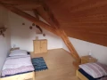 Schlafraum 3 in der oberen Etage mit 2 Einzelbetten unter dem Dach.