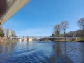 Die Hängebrücke vom Schiff aus gesehen.