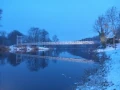 Die Hängebrücke am Abend im Winter.