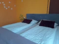 Der Schlafraum 1 belegt mit einem Doppelbett.
