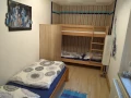 Der Schlafraum 2 mit Einzelbett und Stockbett.