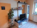 Der Wohnraum mit Fernseher und Büchern.